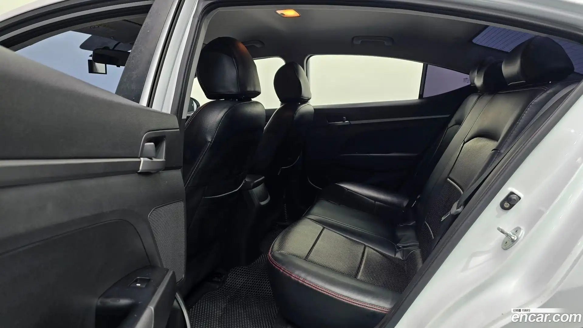 AVANTE Hyundai 2017.8-OPTION-016