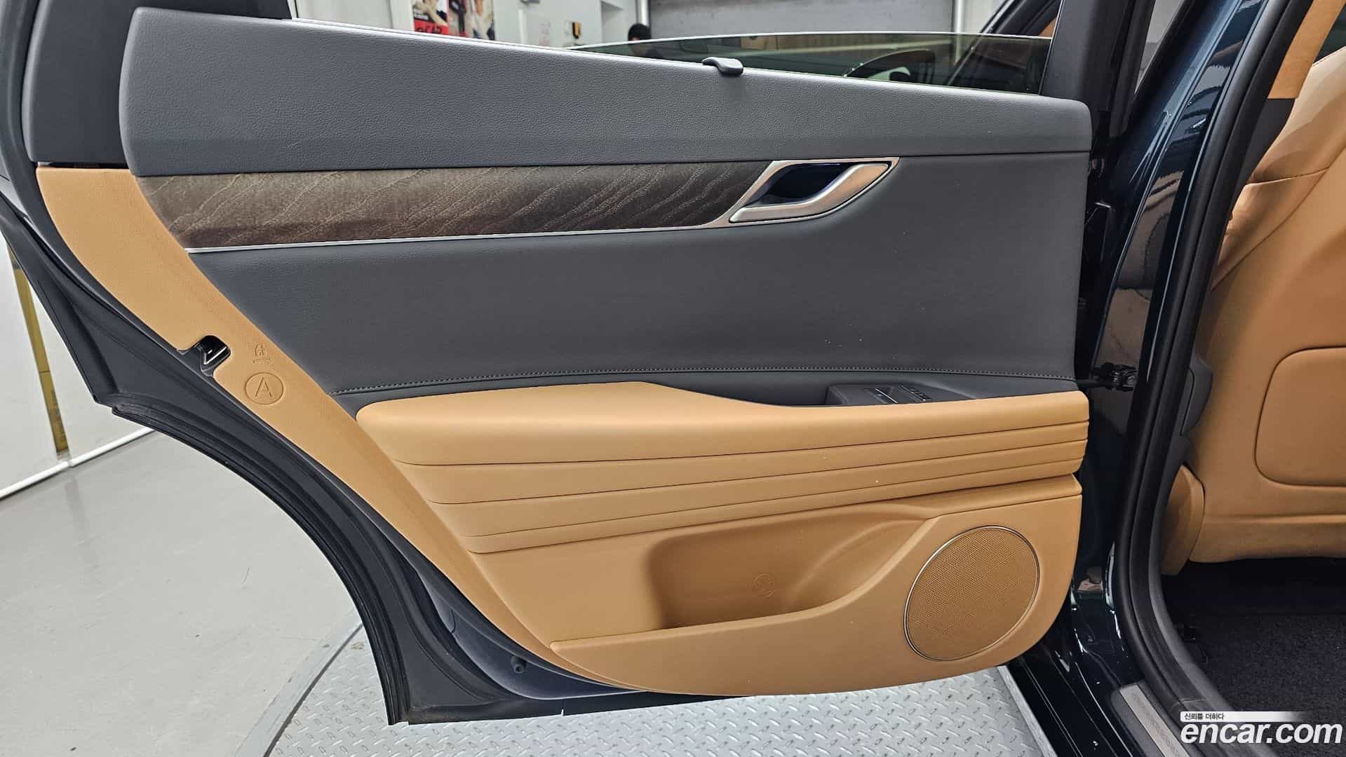 G80 Genesis 2022.0-INNER-035