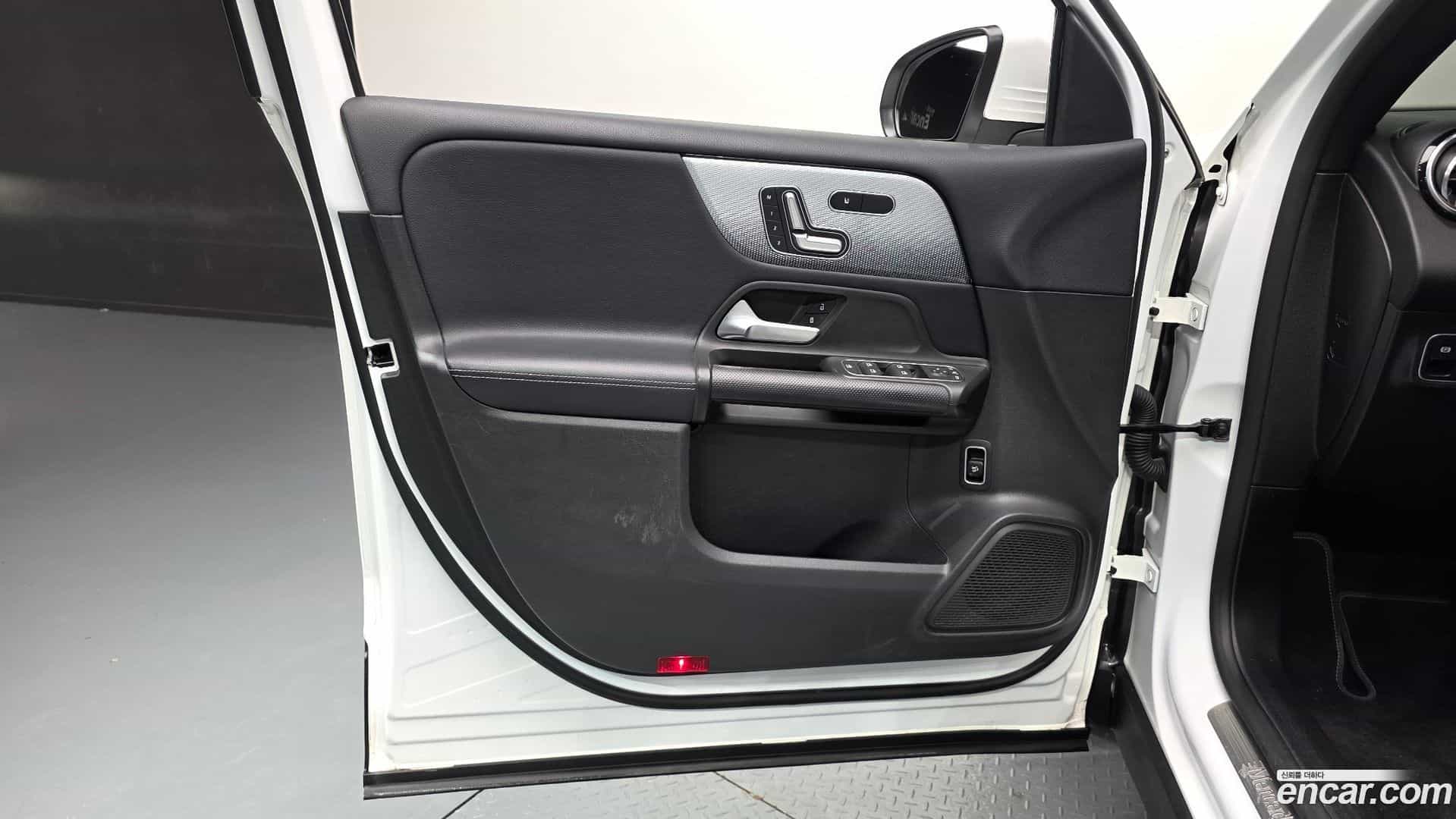GLB-Class Mercedes-Benz 2021.8-INNER-034