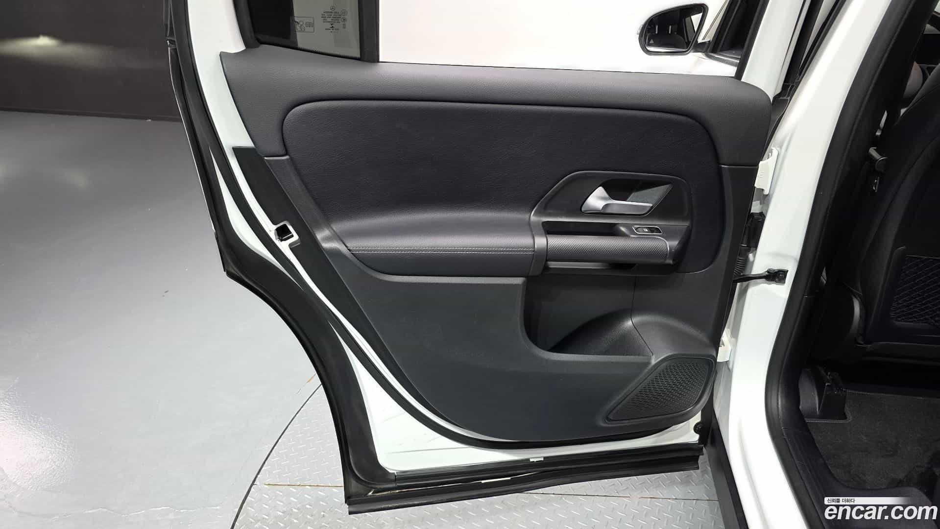 GLB-Class Mercedes-Benz 2021.8-INNER-035