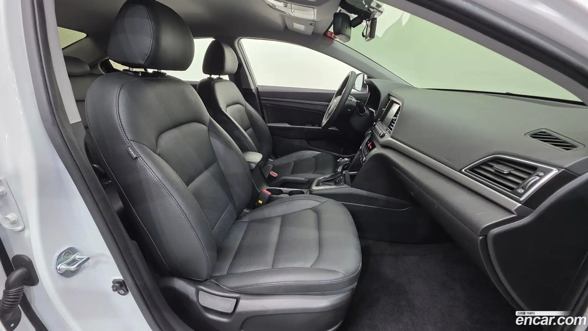 AVANTE Hyundai 2018.6-INNER-010