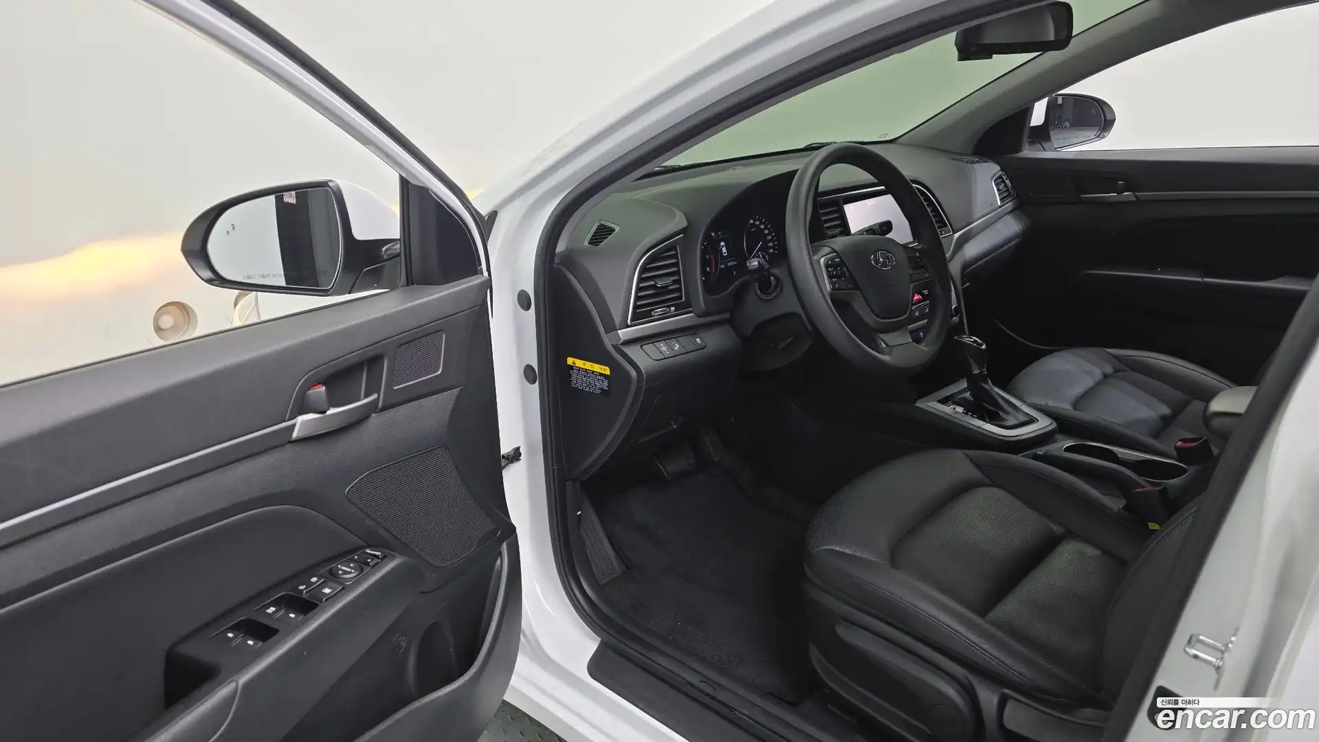 AVANTE Hyundai 2018.6-OPTION-015
