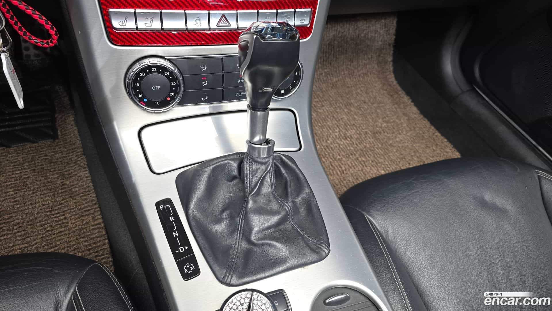 SLK-Class Mercedes-Benz 2012.4-INNER-009