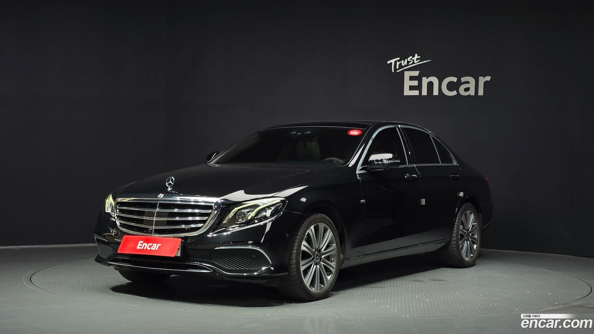 Main__Slider__Photo:E-Class Mercedes-Benz 2019.9-0