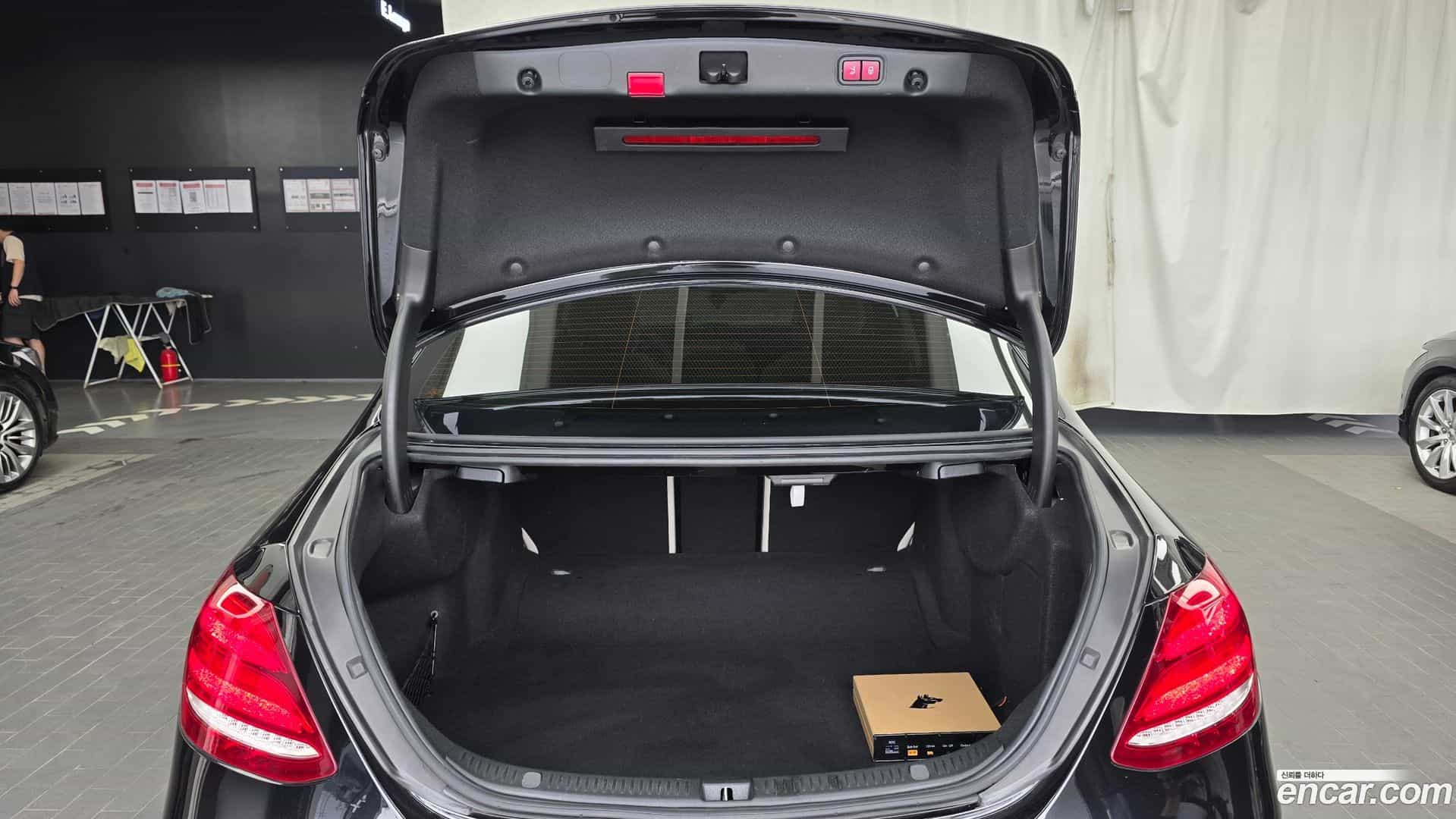 E-Class Mercedes-Benz 2019.9-OPTION-024