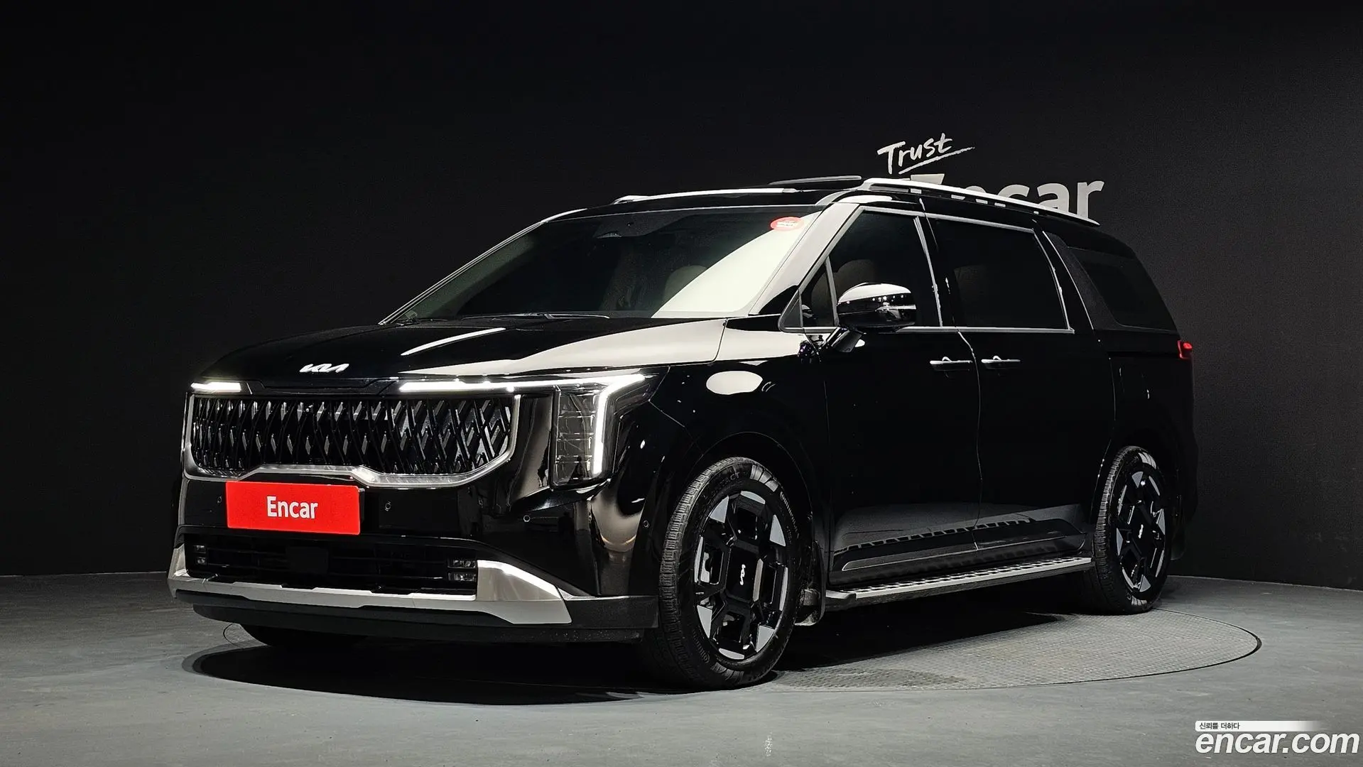 Main__Slider__Photo:Canival Kia 2025.4-0