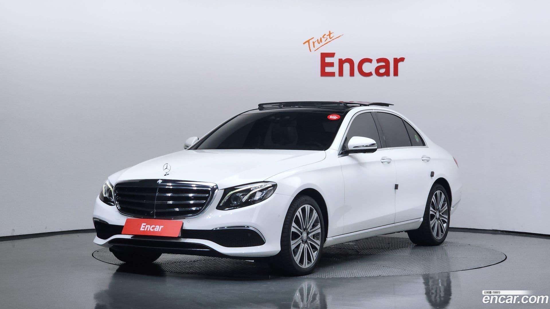 Main__Slider__Photo:E-Class Mercedes-Benz 2017.0-0