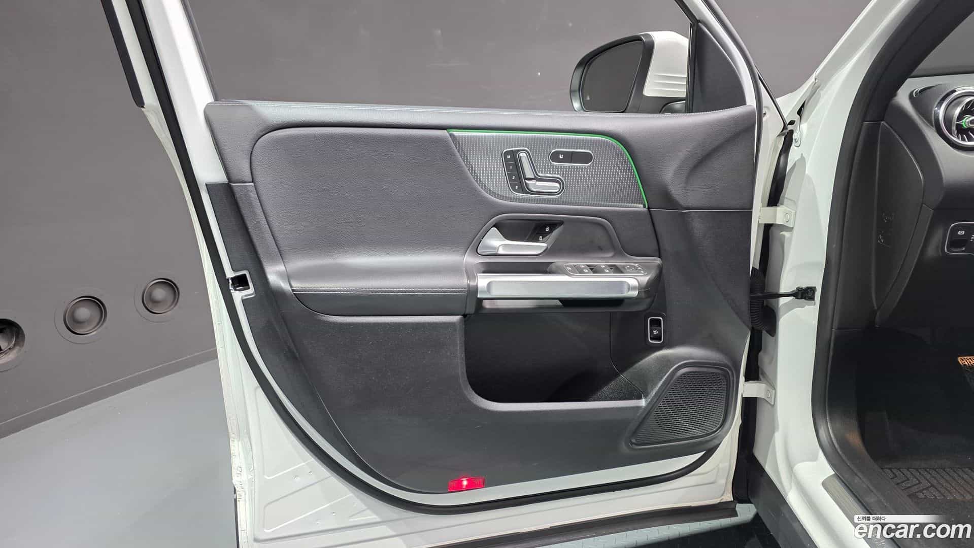 GLB-Class Mercedes-Benz 2021.1-INNER-034