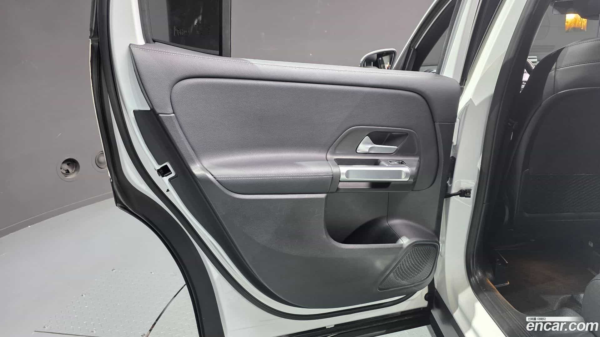 GLB-Class Mercedes-Benz 2021.1-INNER-035