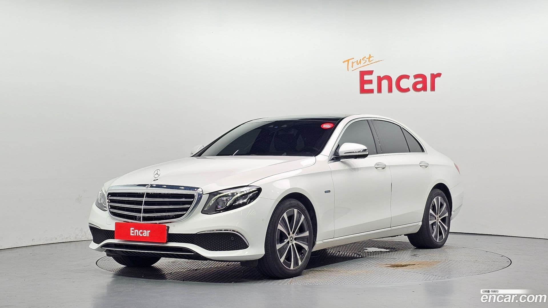 Main__Slider__Photo:E-Class Mercedes-Benz 2019.10-0