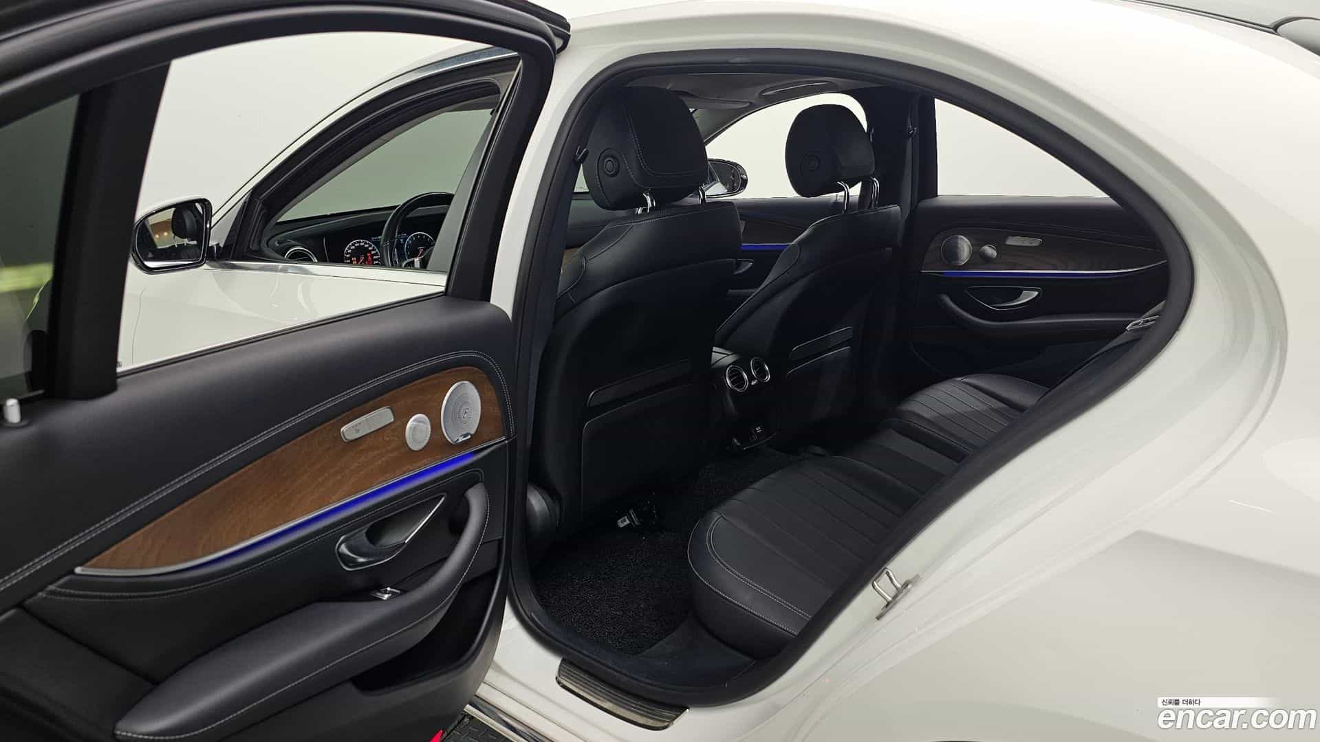 E-Class Mercedes-Benz 2019.10-OPTION-015