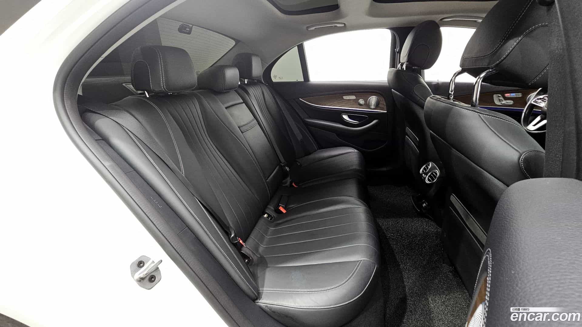 E-Class Mercedes-Benz 2019.10-OPTION-021