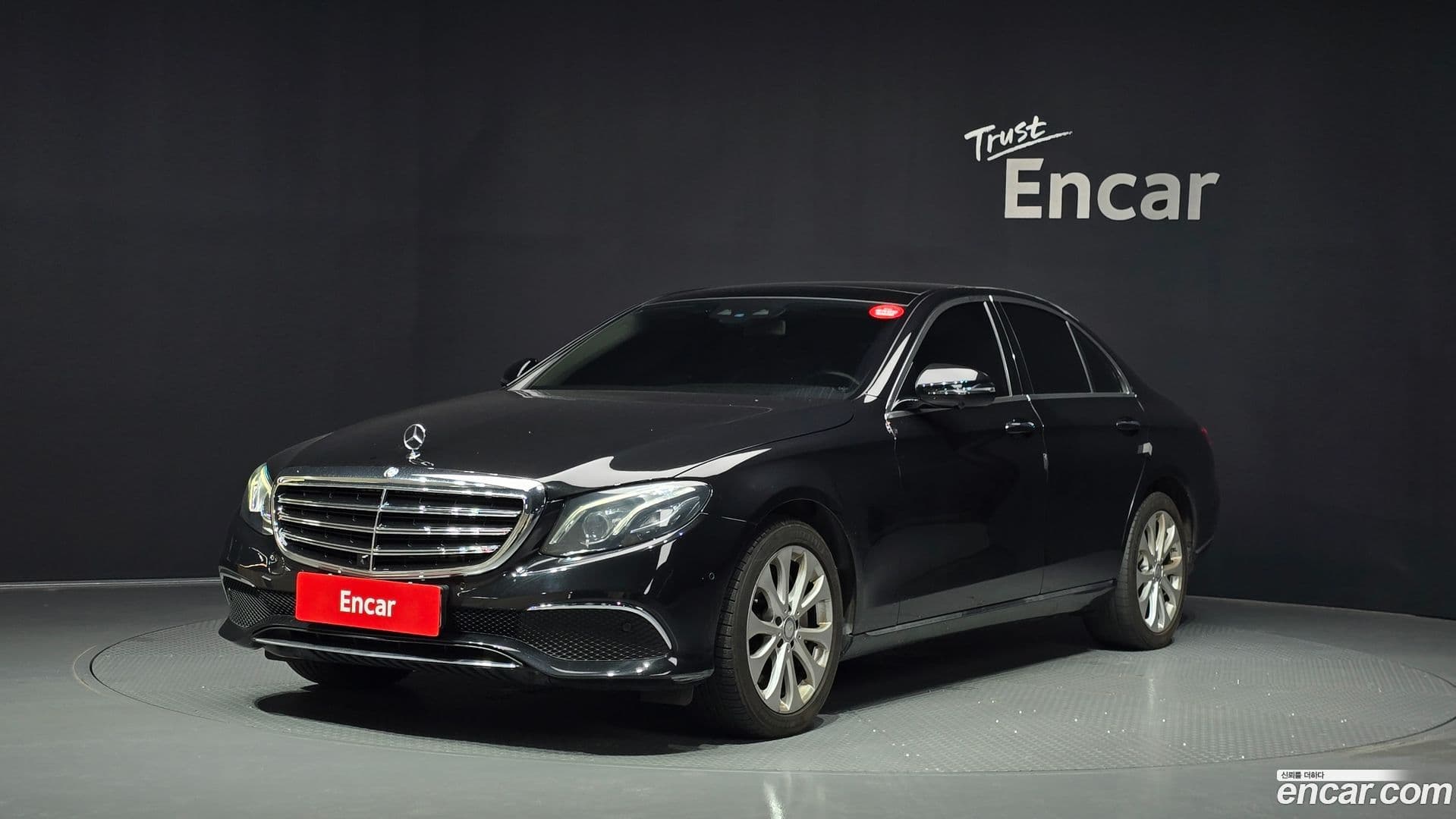 Main__Slider__Photo:E-Class Mercedes-Benz 2017.0-0