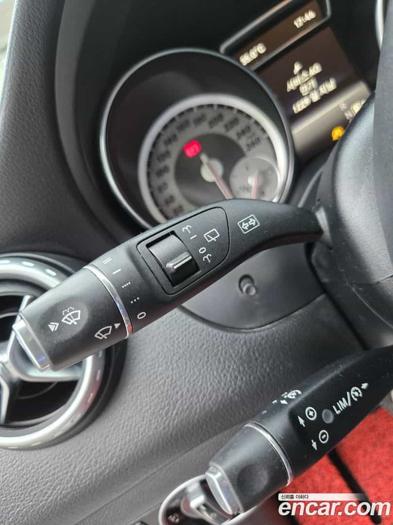GLA-Class Mercedes-Benz 2016.2-INNER-010