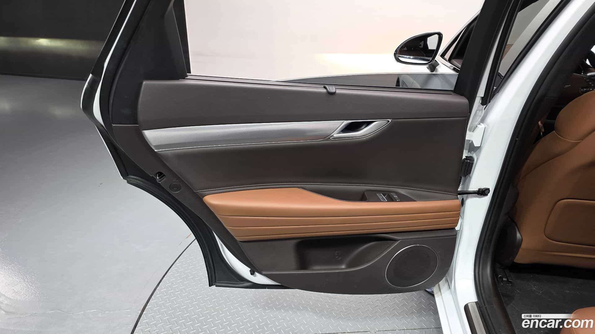G80 Genesis 2022.0-INNER-035