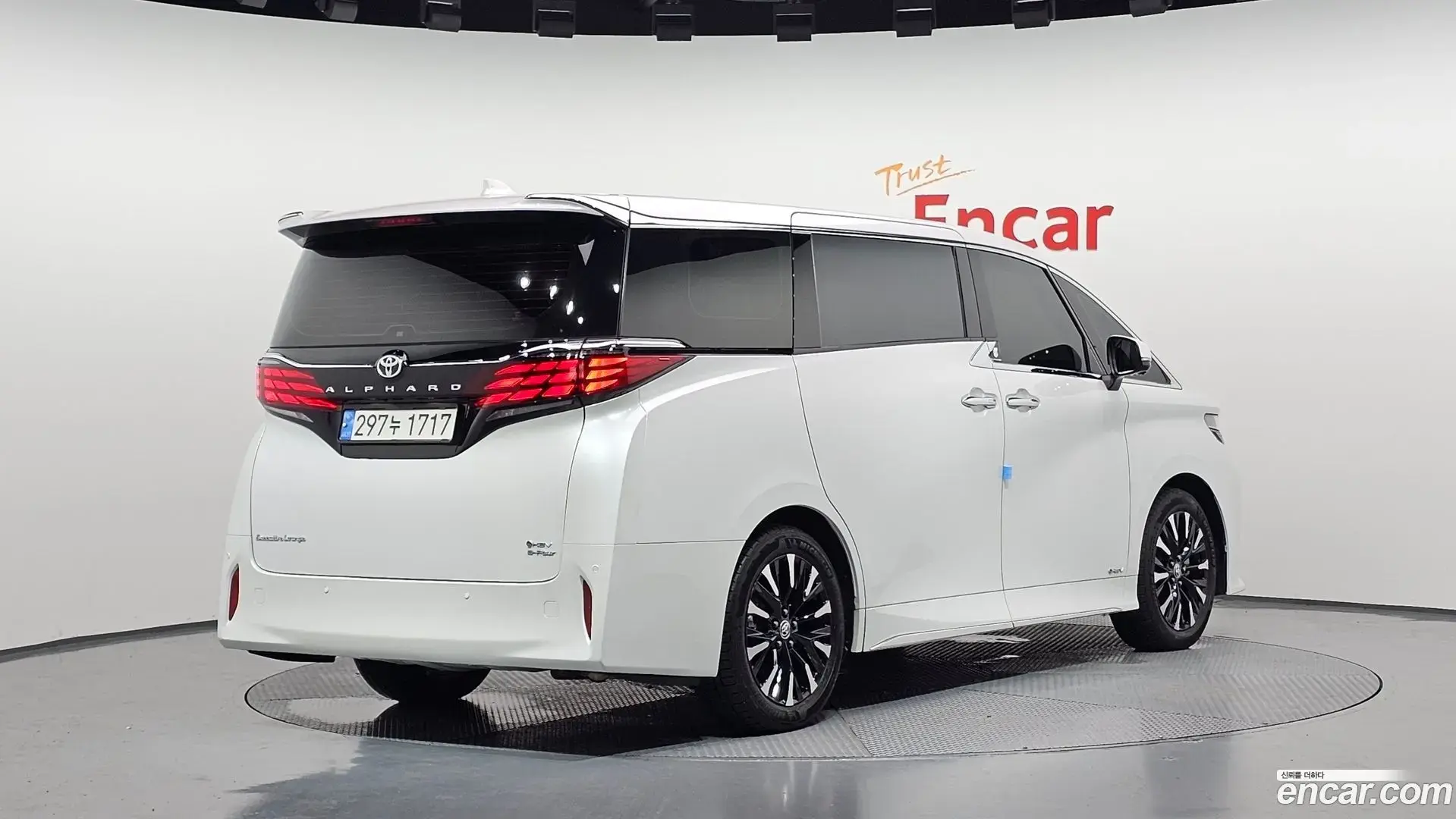 Main__Slider__Photo:Alphard Toyota 2024.8-1