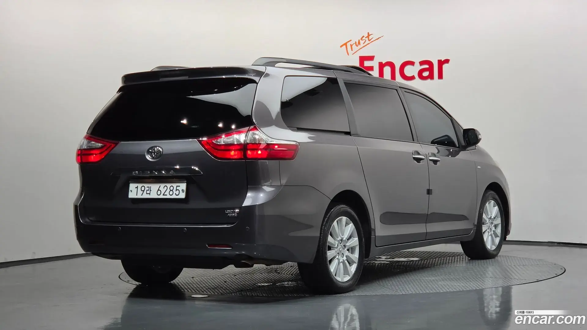 Main__Slider__Photo:Sienna Toyota 2017.11-1