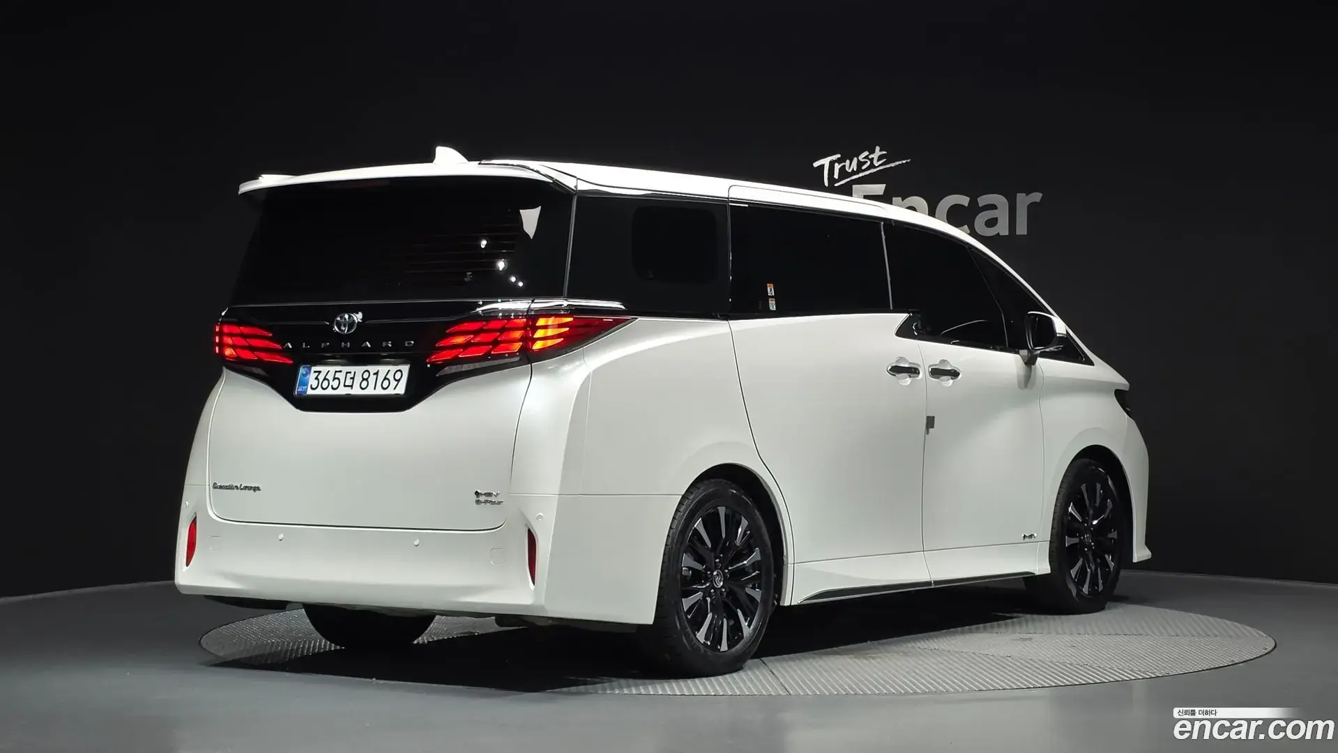 Main__Slider__Photo:Alphard Toyota 2025.7-1