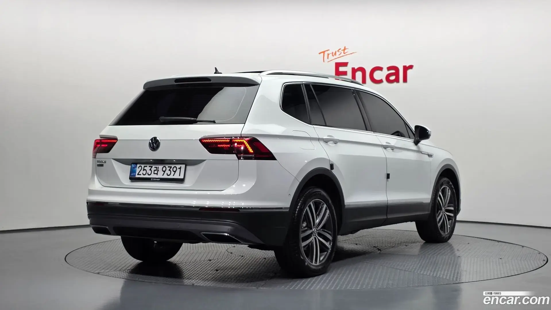 Main__Slider__Photo:Tiguan Volkswagen 2020.10-1