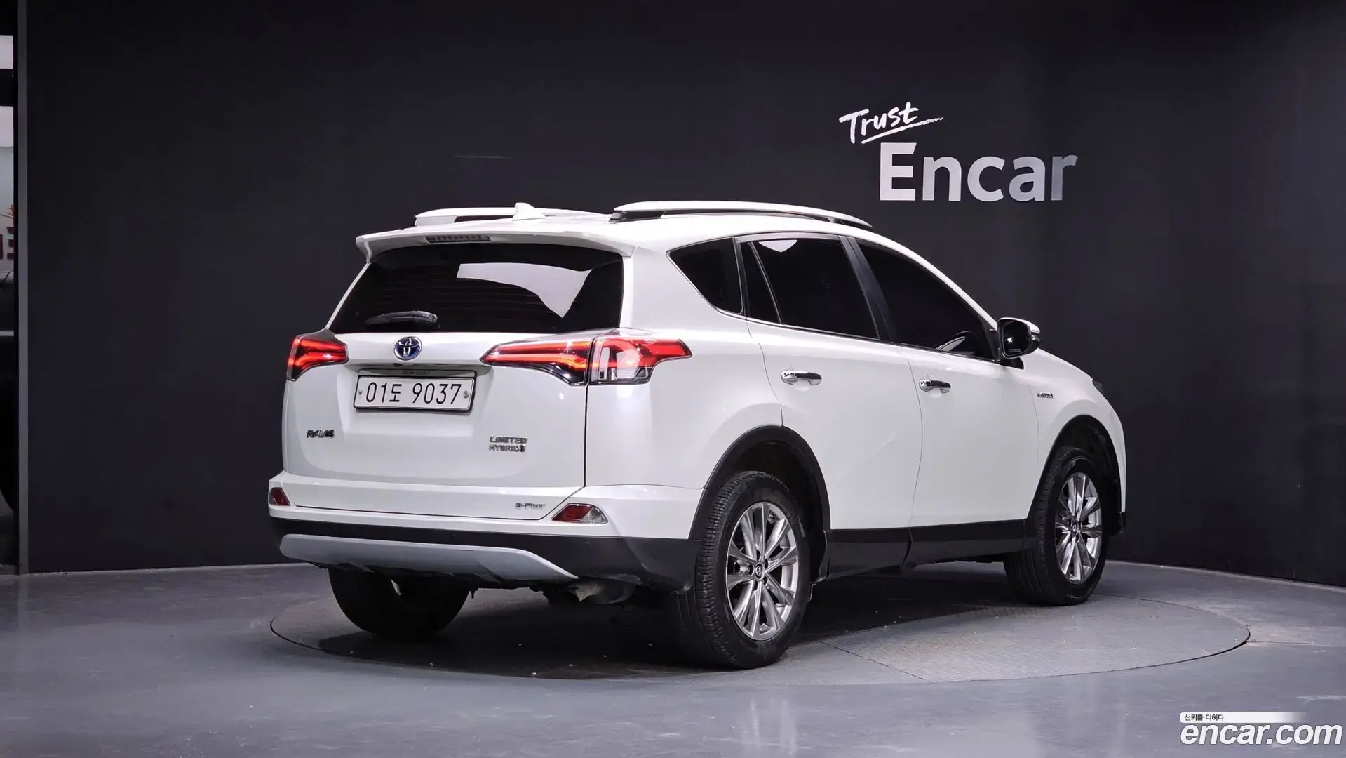 Main__Slider__Photo:RAV4 Toyota 2017.4-1