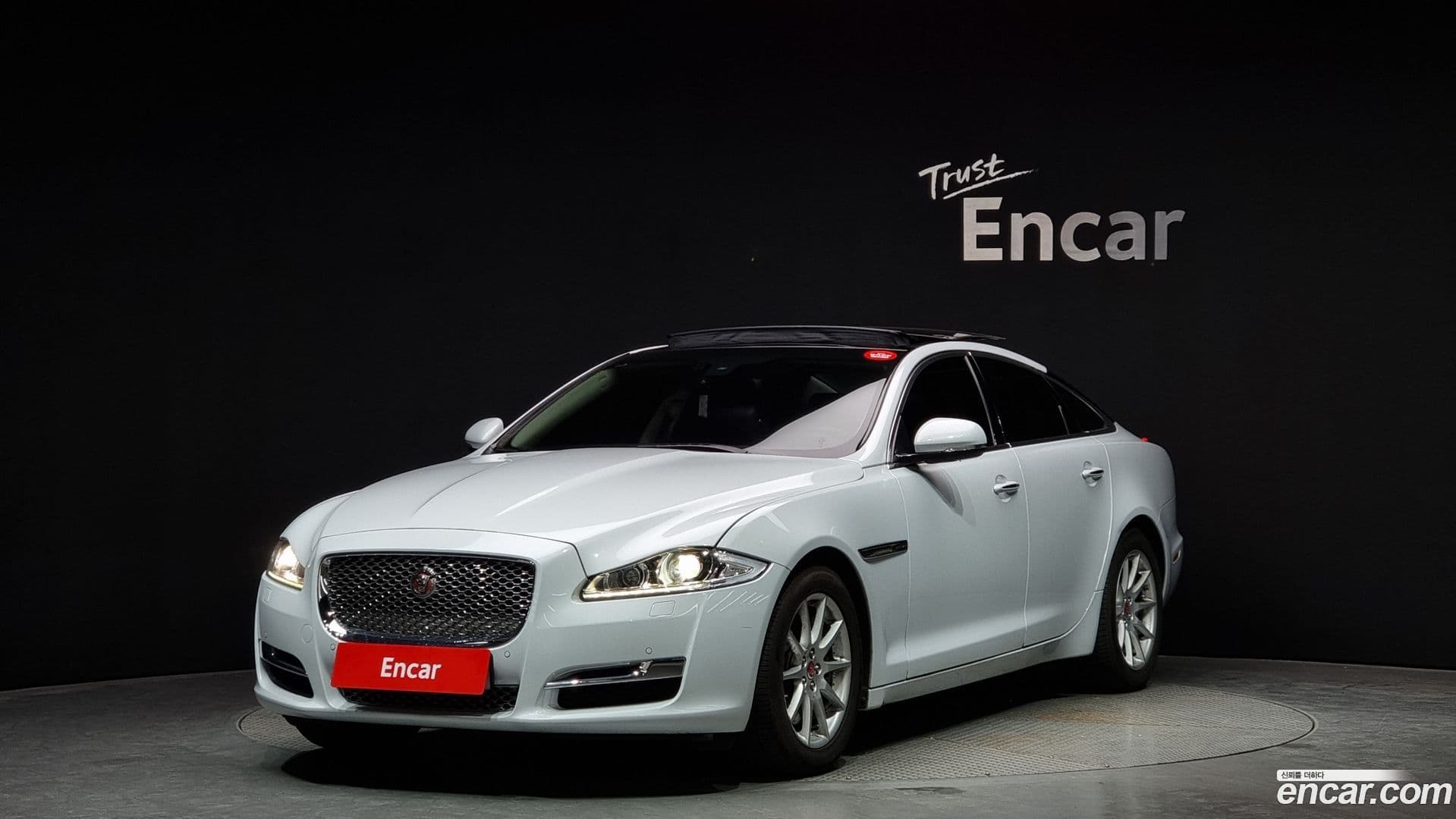 Main__Slider__Photo:XJ Jaguar 2017.11-0