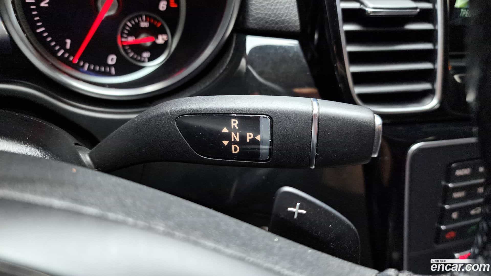 GLE-Class Mercedes-Benz 2016.6-INNER-009