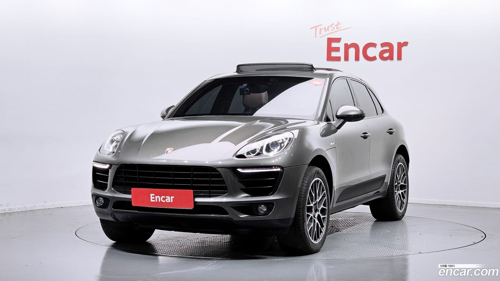 Main__Slider__Photo:Macan Porsche 2016.0-0
