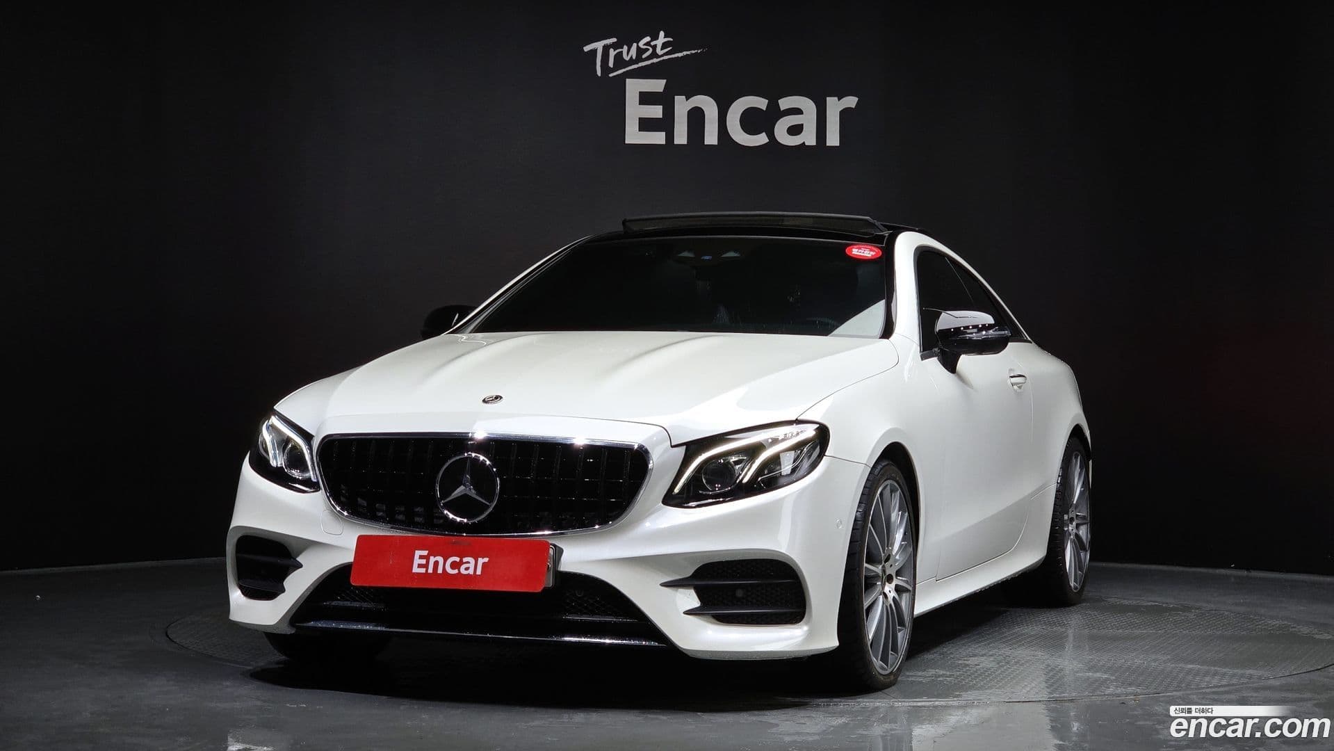 Main__Slider__Photo:E-Class Mercedes-Benz 2017.9-0