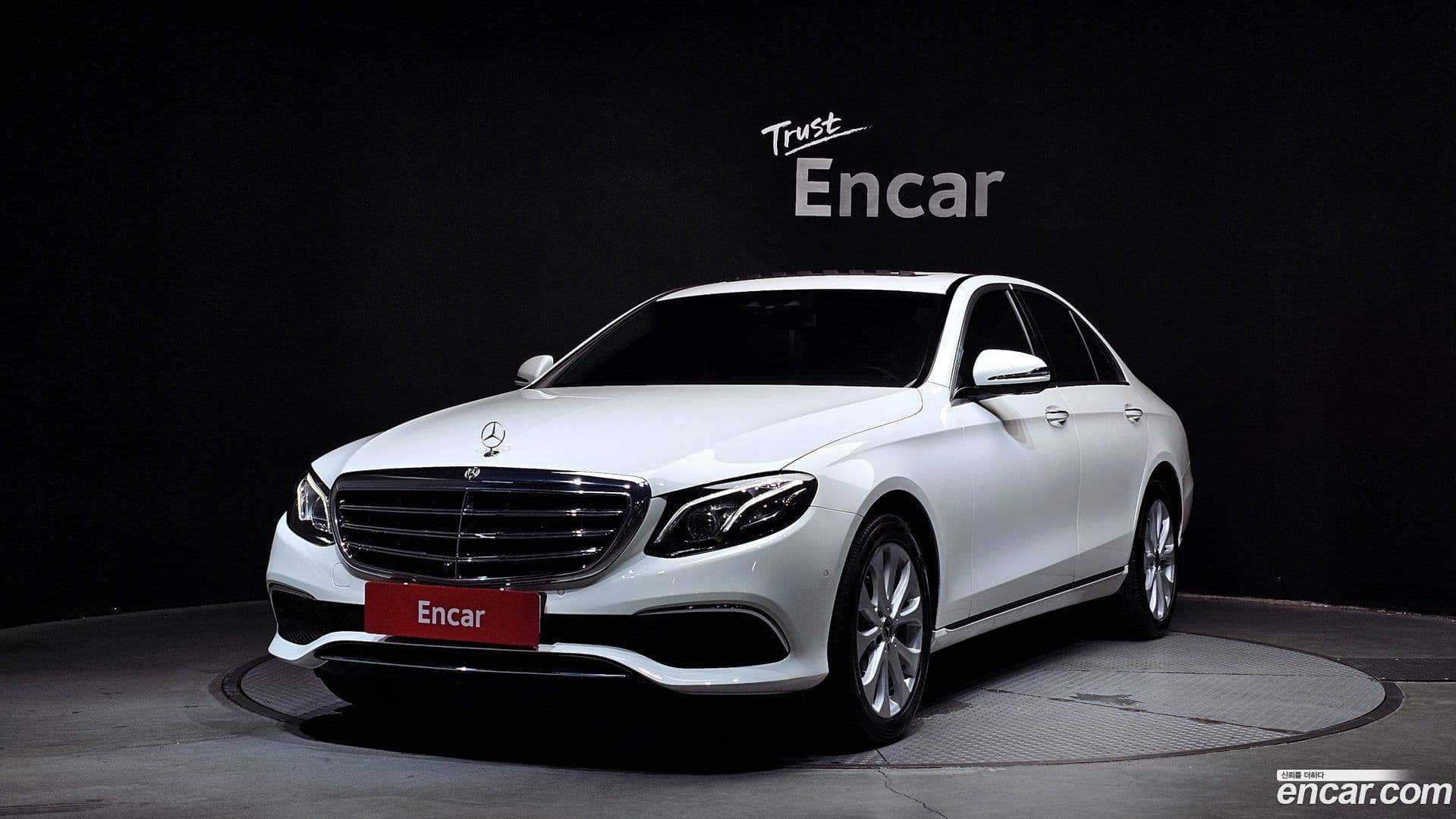 Main__Slider__Photo:E-Class Mercedes-Benz 2020.9-0