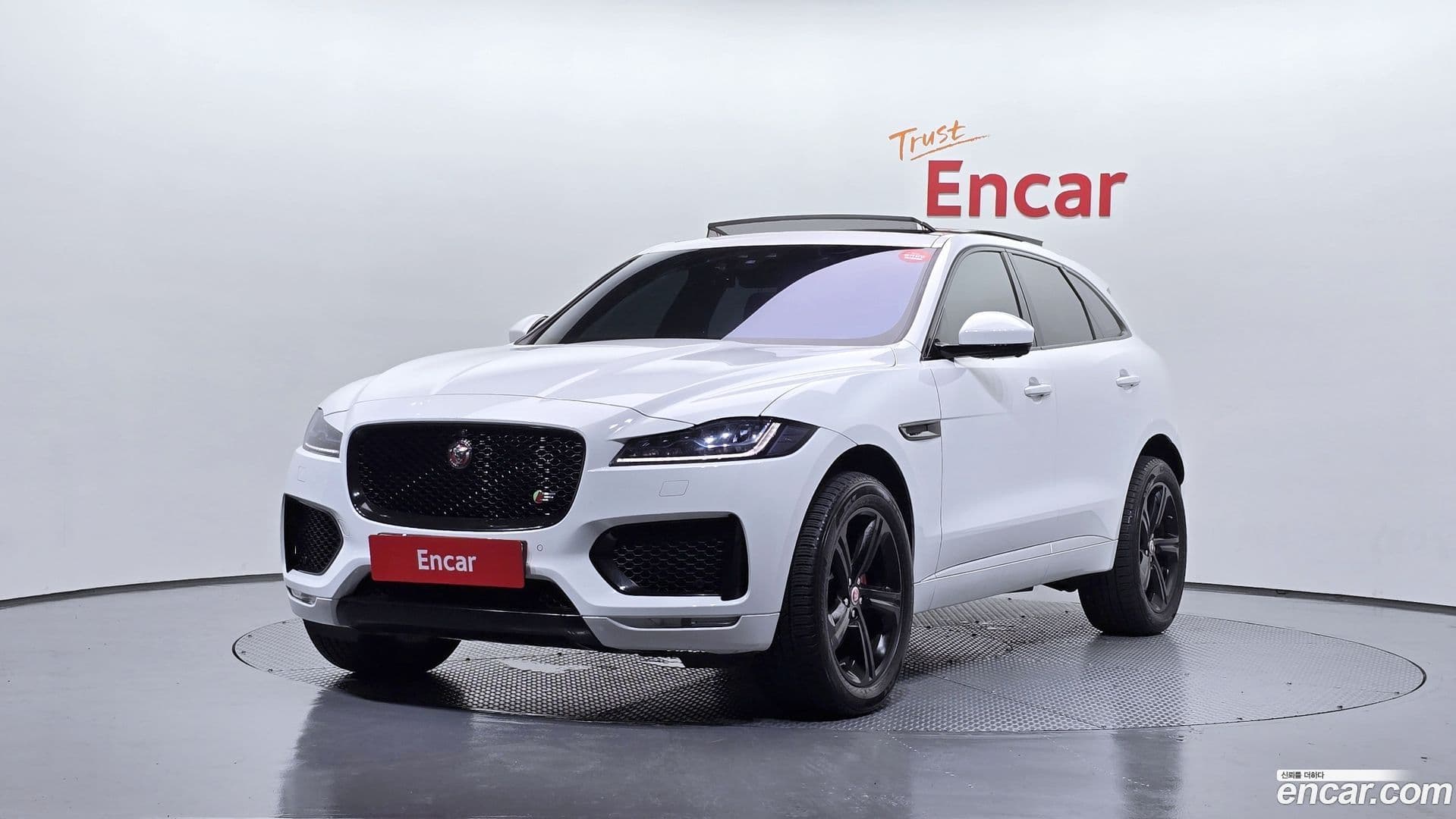 Main__Slider__Photo:F-PACE Jaguar 2017.8-0