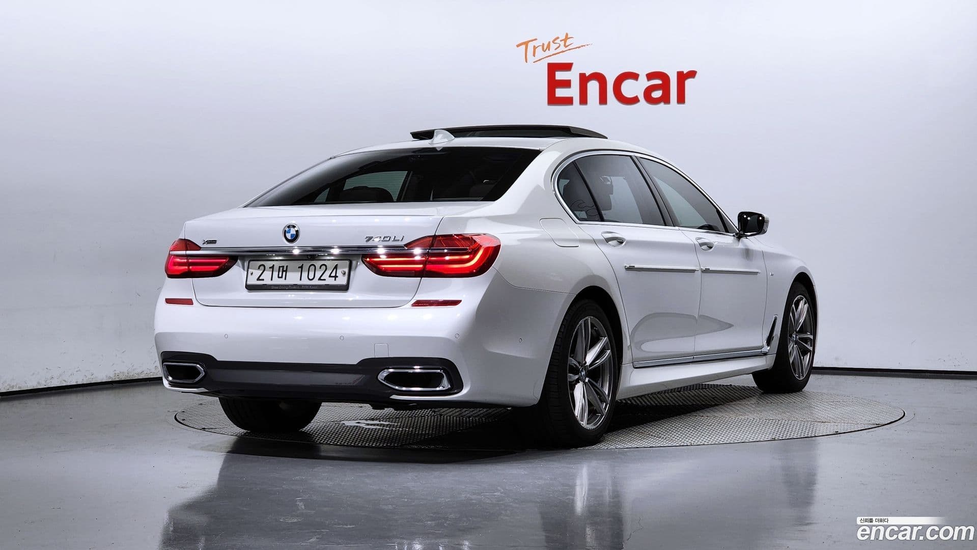 Main__Slider__Photo:7-Series BMW 2017.10-0
