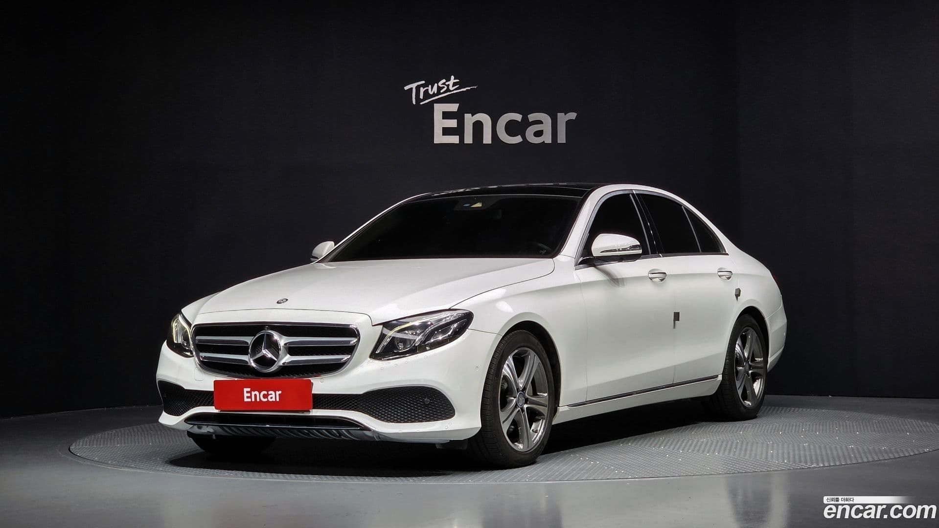 Main__Slider__Photo:E-Class Mercedes-Benz 2016.8-0