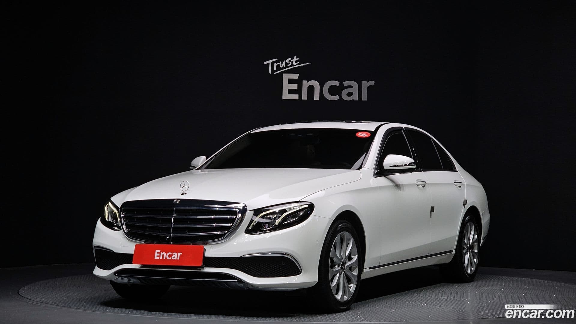 Main__Slider__Photo:E-Class Mercedes-Benz 2018.8-0