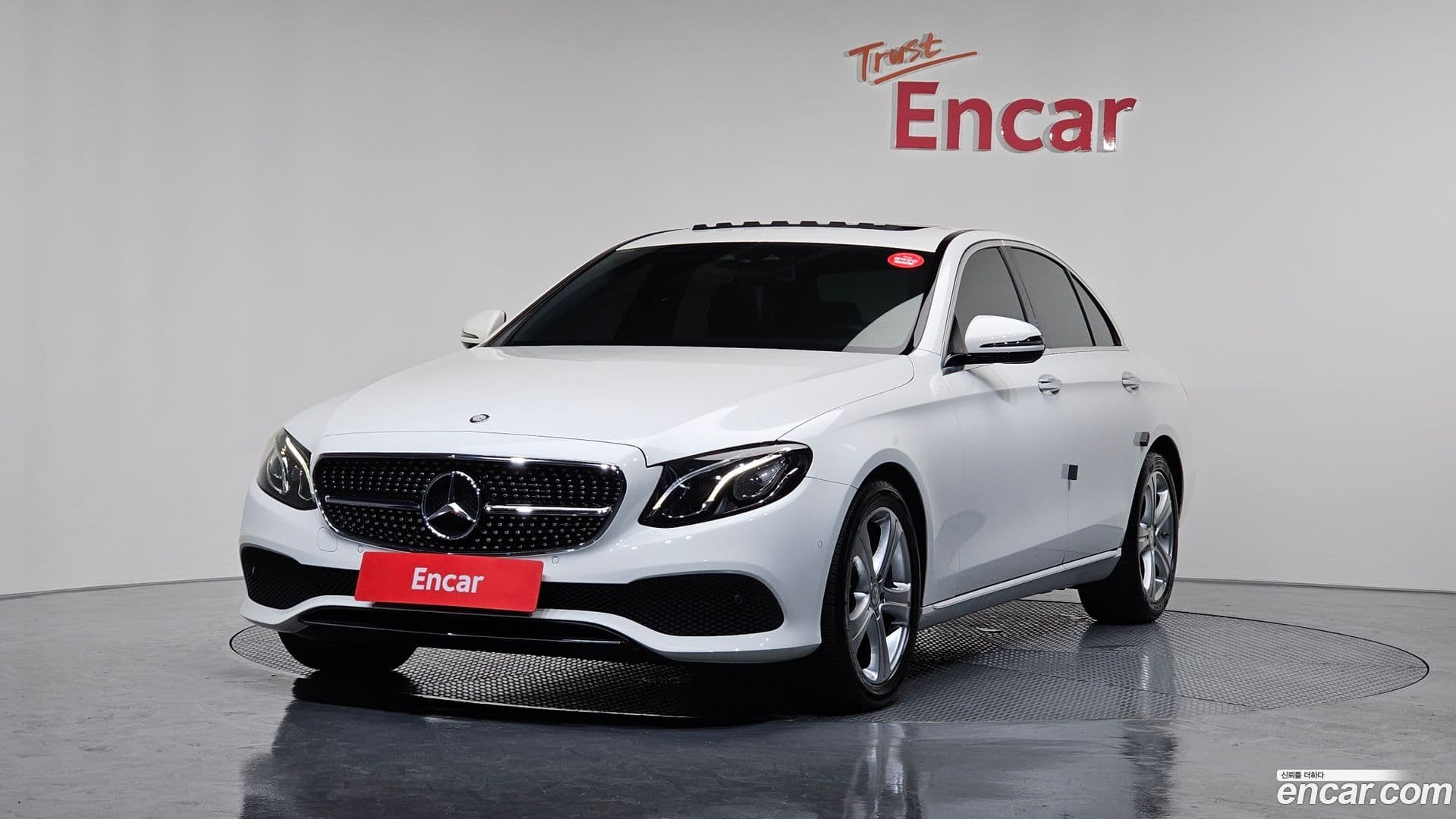Main__Slider__Photo:E-Class Mercedes-Benz 2016.11-0