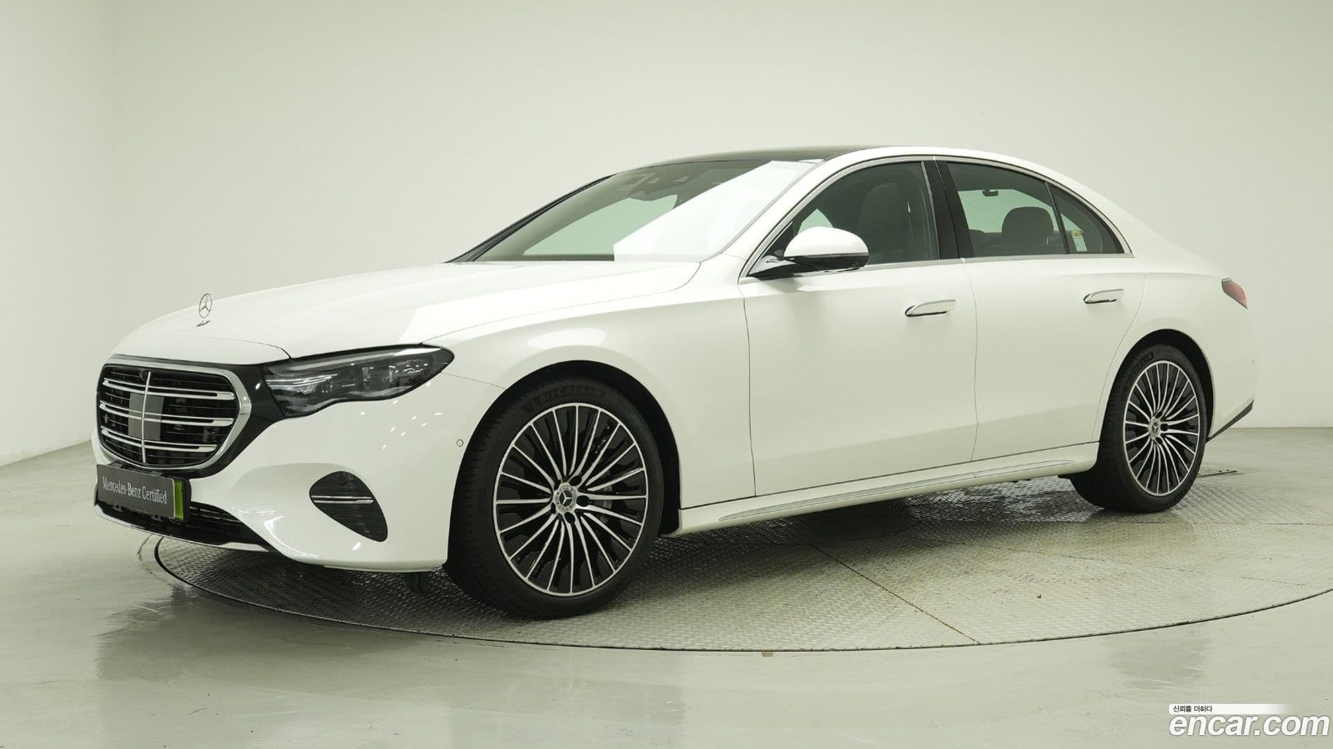 Main__Slider__Photo:E-Class Mercedes-Benz 2024.6-0