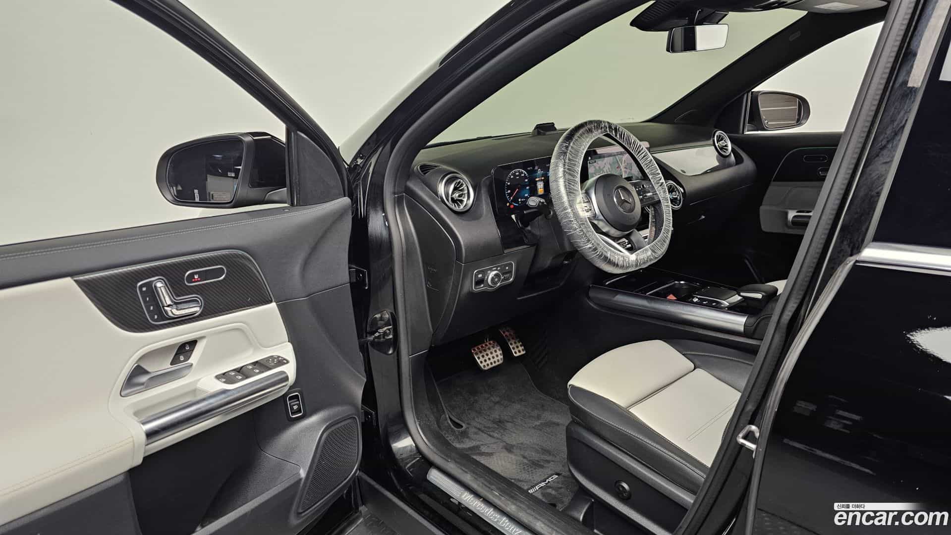 GLA-Class Mercedes-Benz 2021.0-INNER-010