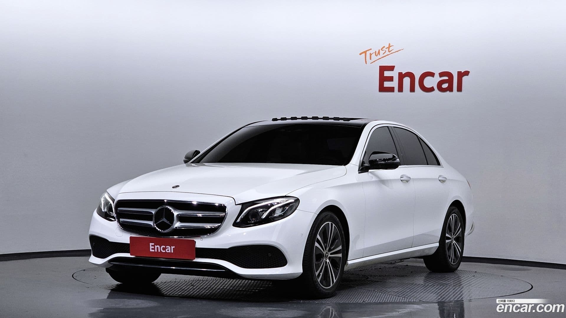 Main__Slider__Photo:E-Class Mercedes-Benz 2020.4-0