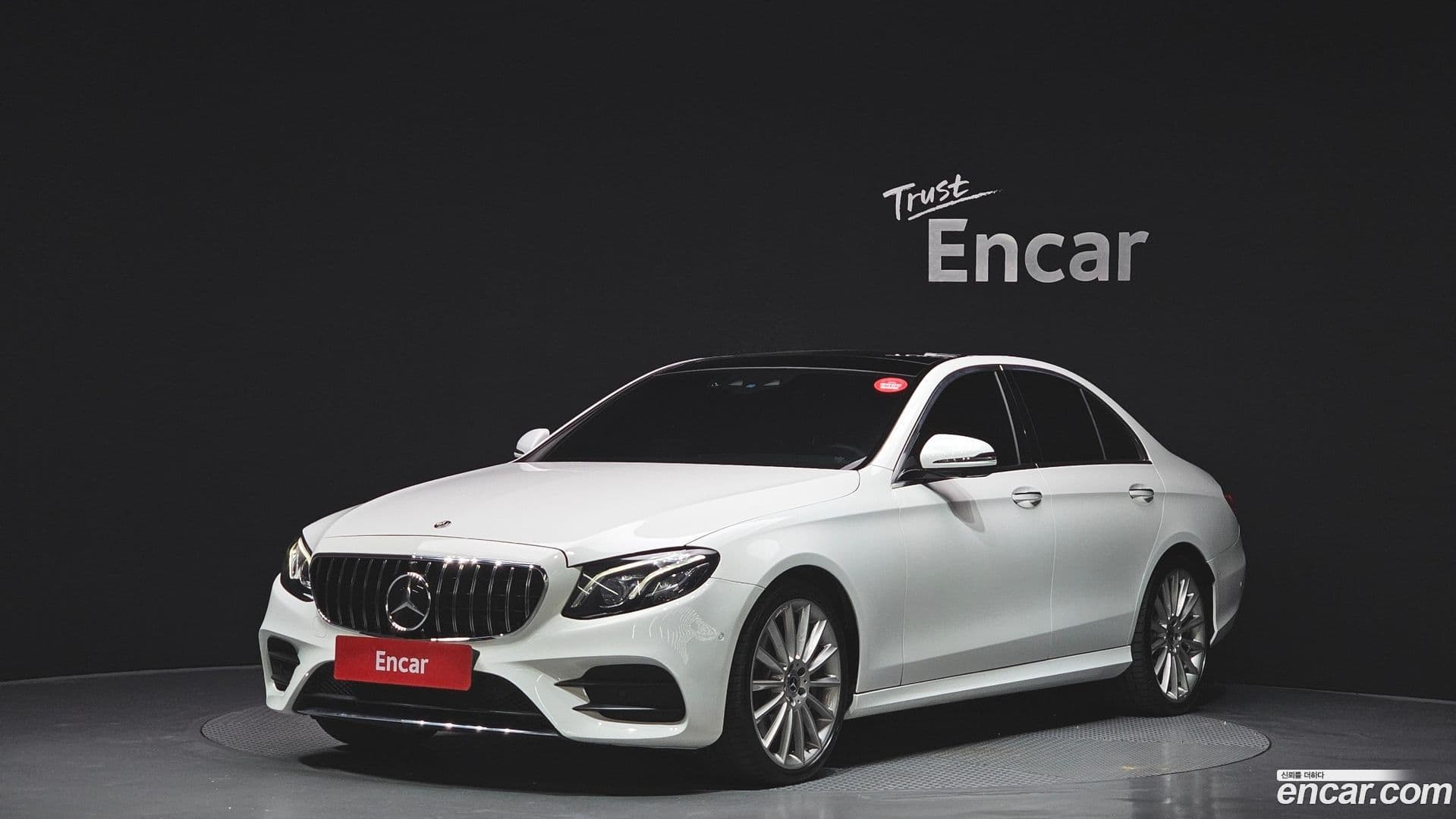 Main__Slider__Photo:E-Class Mercedes-Benz 2019.11-0