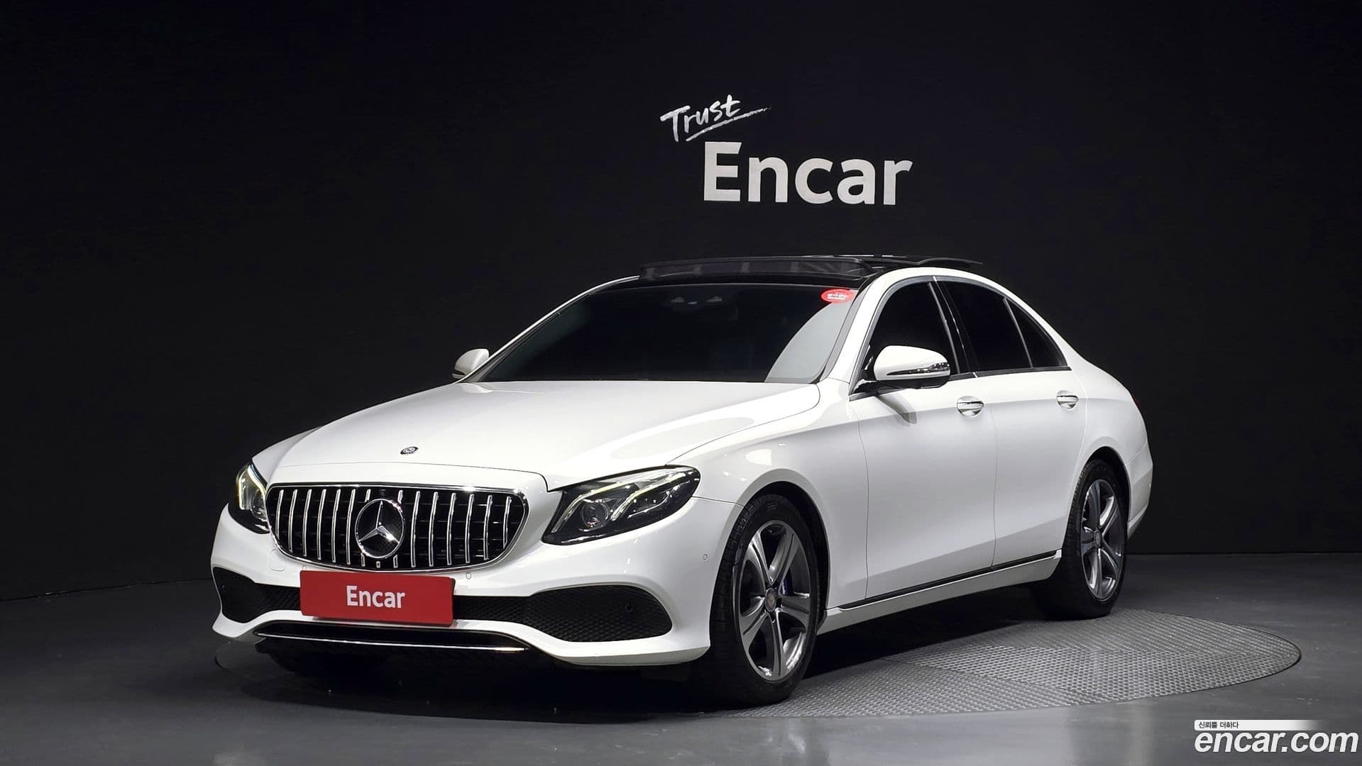 Main__Slider__Photo:E-Class Mercedes-Benz 2016.10-0