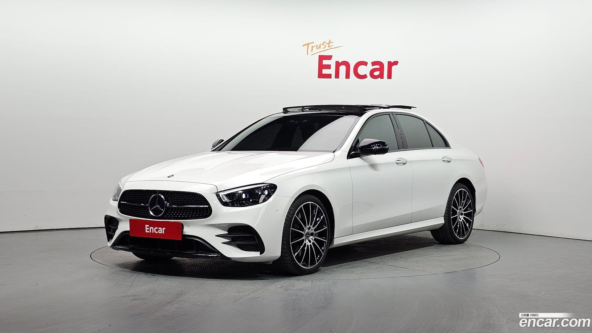 Main__Slider__Photo:E-Class Mercedes-Benz 2023.9-0