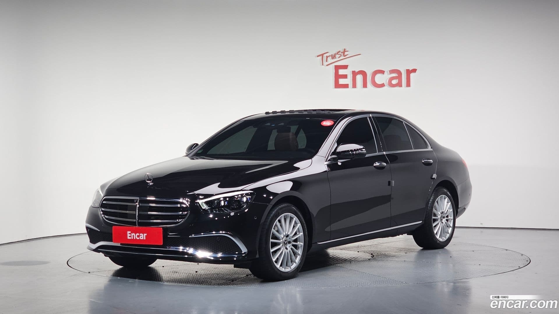 Main__Slider__Photo:E-Class Mercedes-Benz 2023.8-0