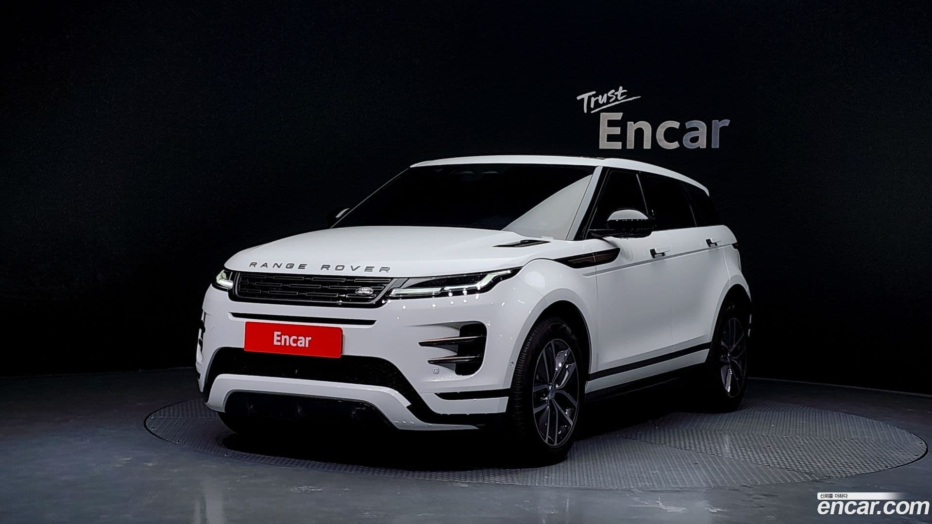 Main__Slider__Photo:Range Rover Evoque Land Rover 2024.8-0