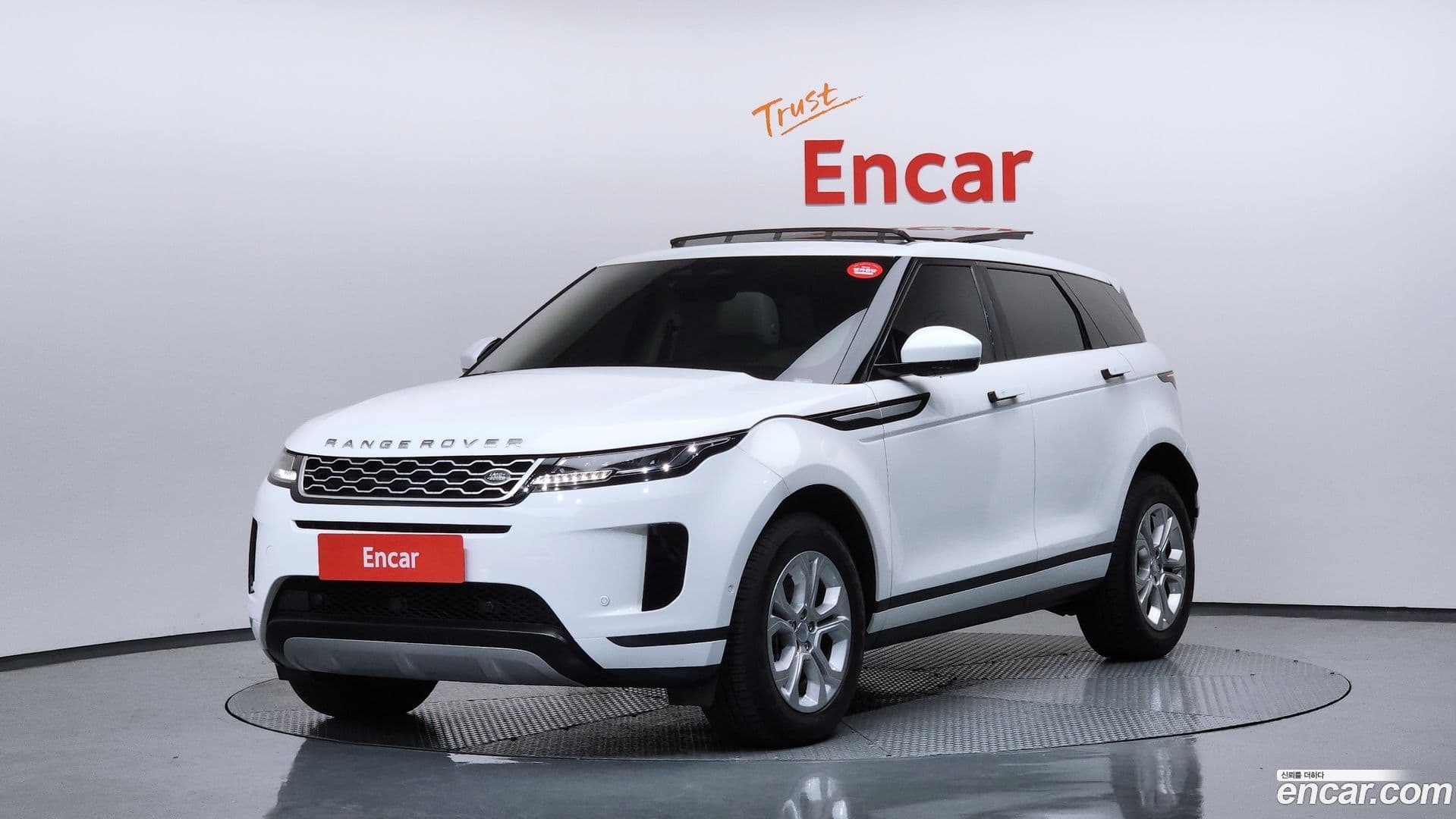 Main__Slider__Photo:Range Rover Evoque Land Rover 2022.10-0