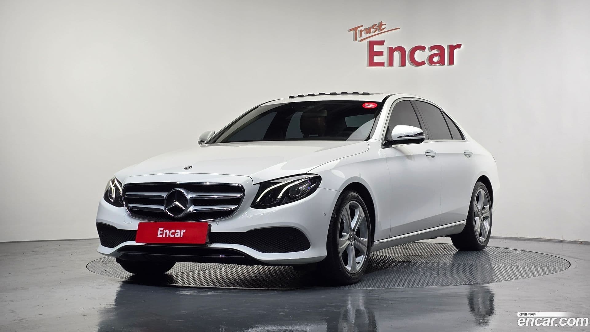 Main__Slider__Photo:E-Class Mercedes-Benz 2018.0-0