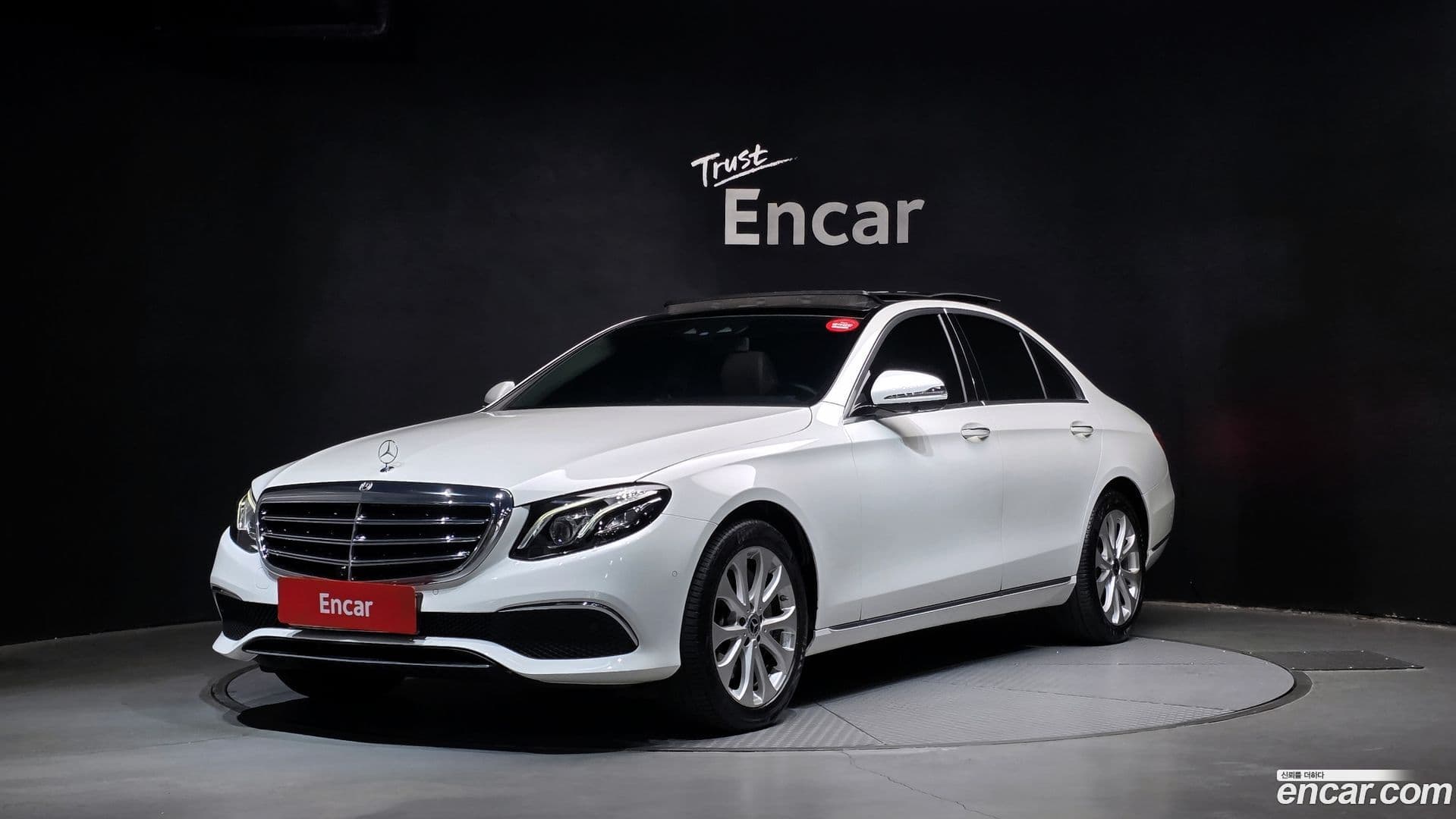 Main__Slider__Photo:E-Class Mercedes-Benz 2019.4-0