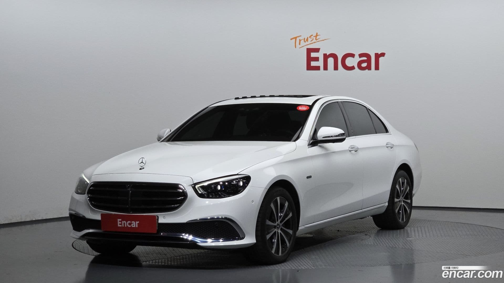 Main__Slider__Photo:E-Class Mercedes-Benz 2021.5-0