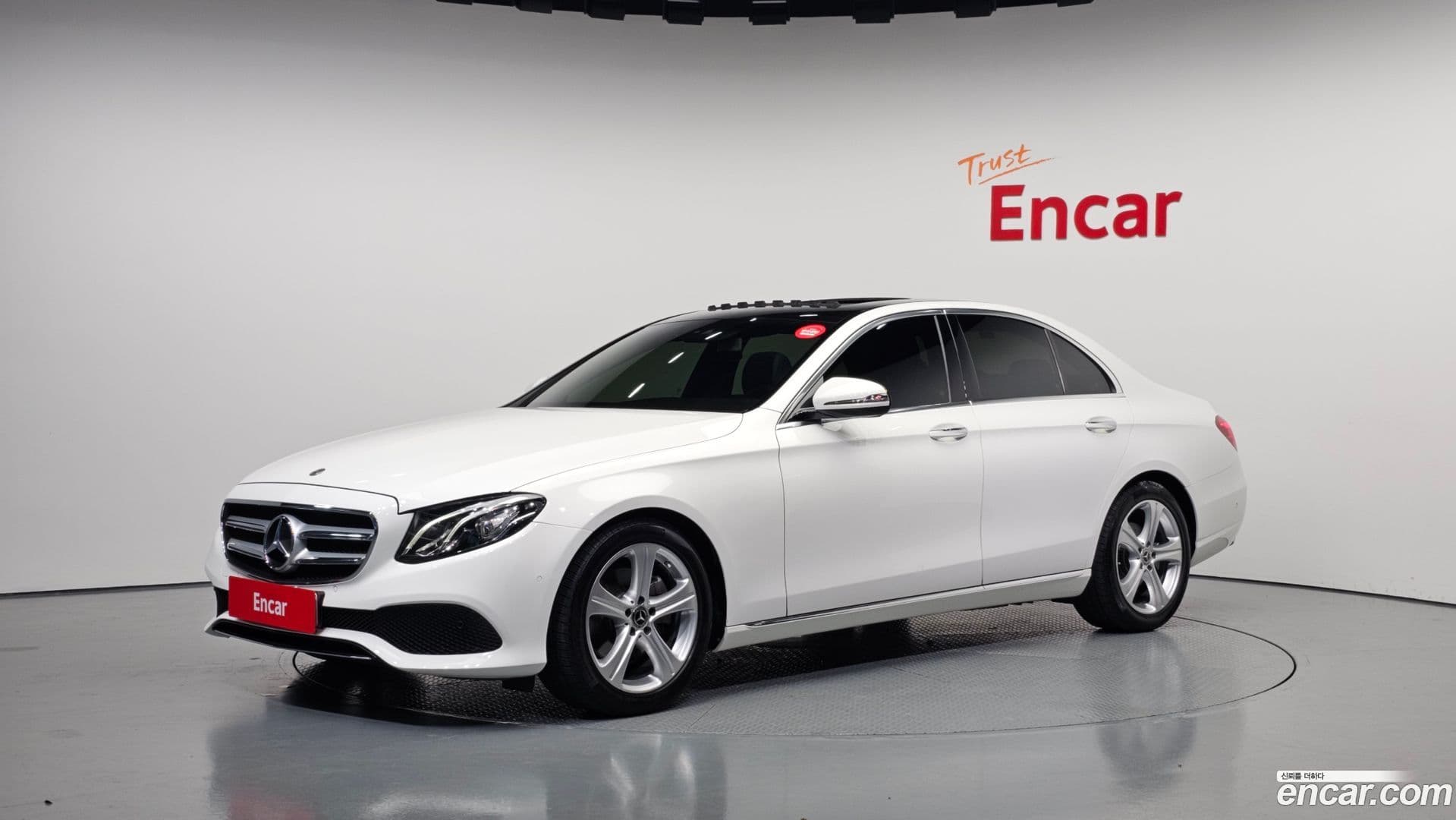 Main__Slider__Photo:E-Class Mercedes-Benz 2018.2-0