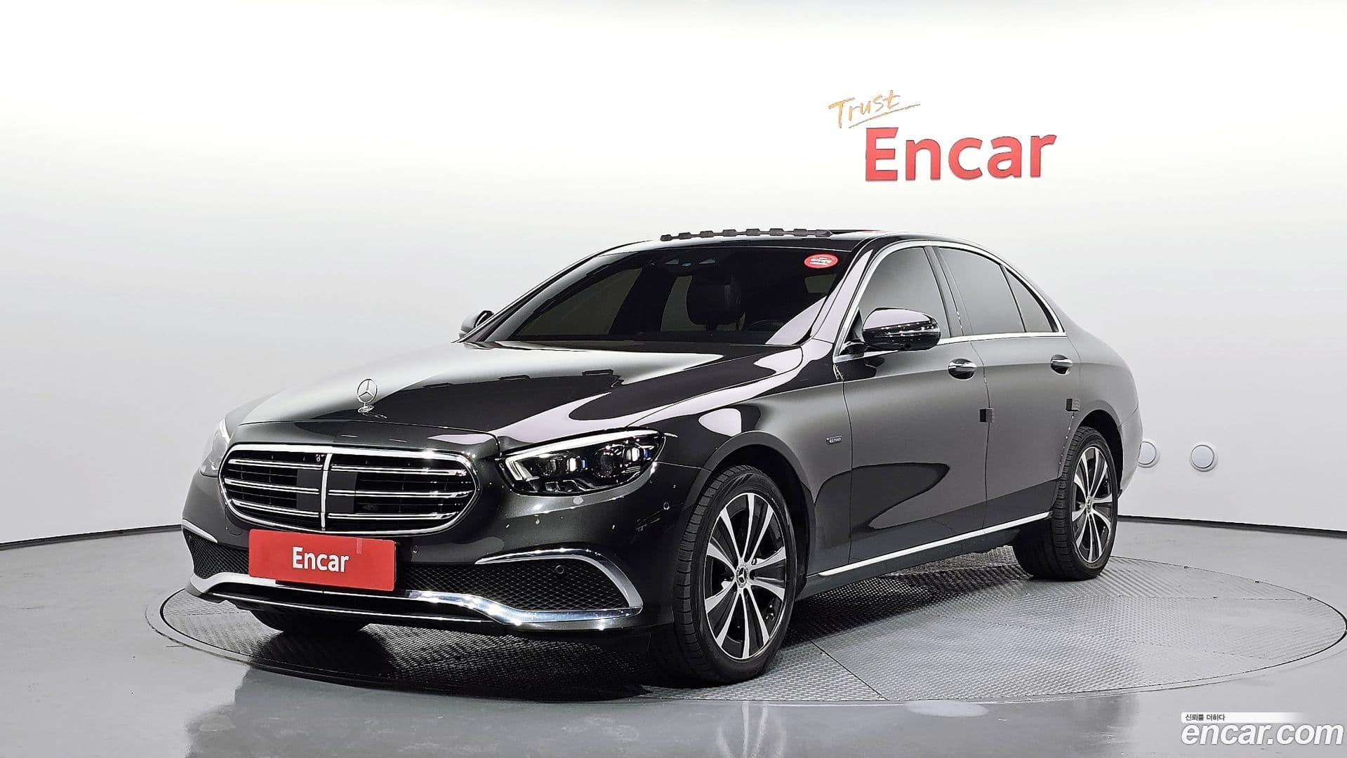 Main__Slider__Photo:E-Class Mercedes-Benz 2021.8-0