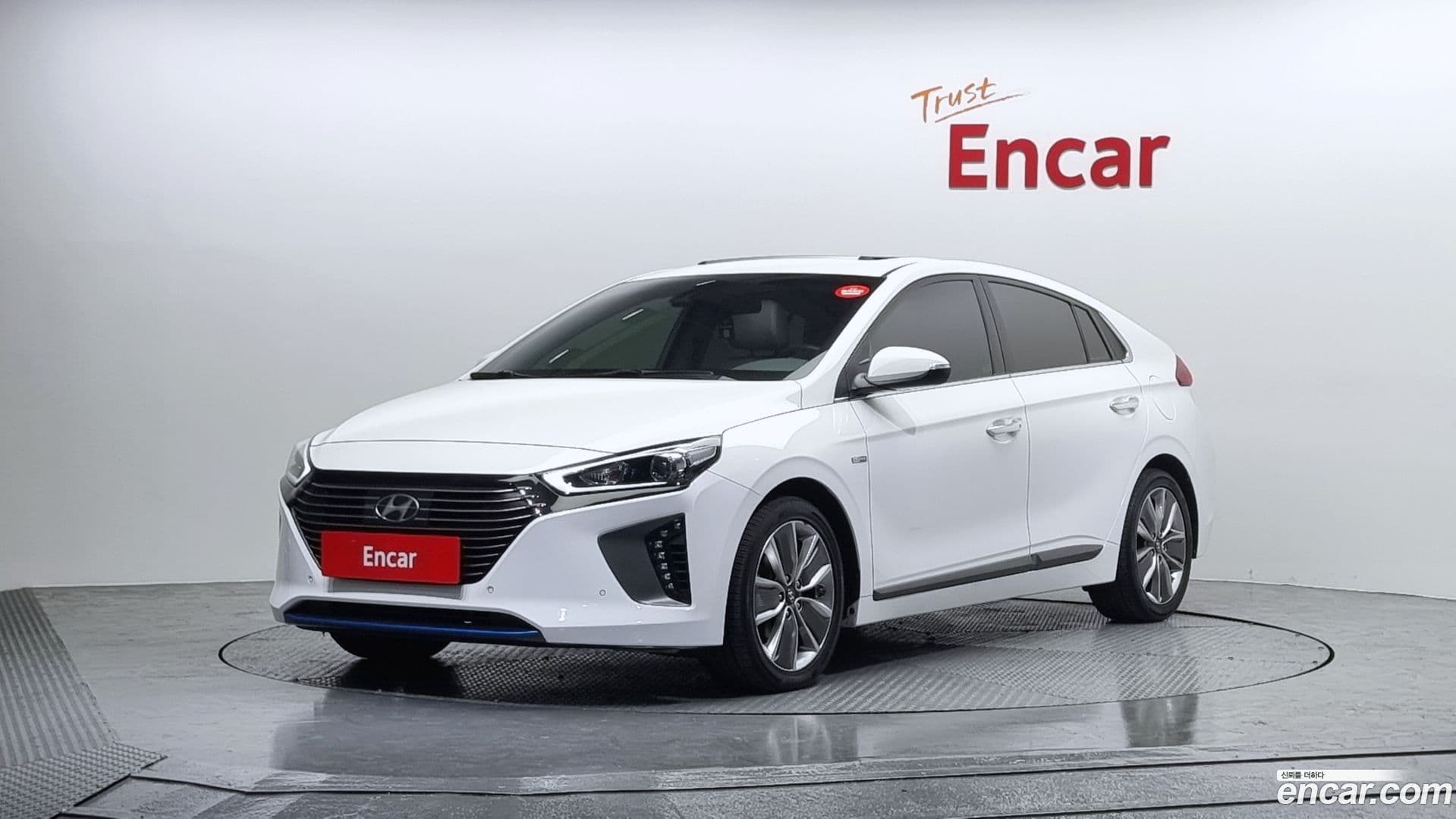 Main__Slider__Photo:Ioniq Hyundai 2016.1-0