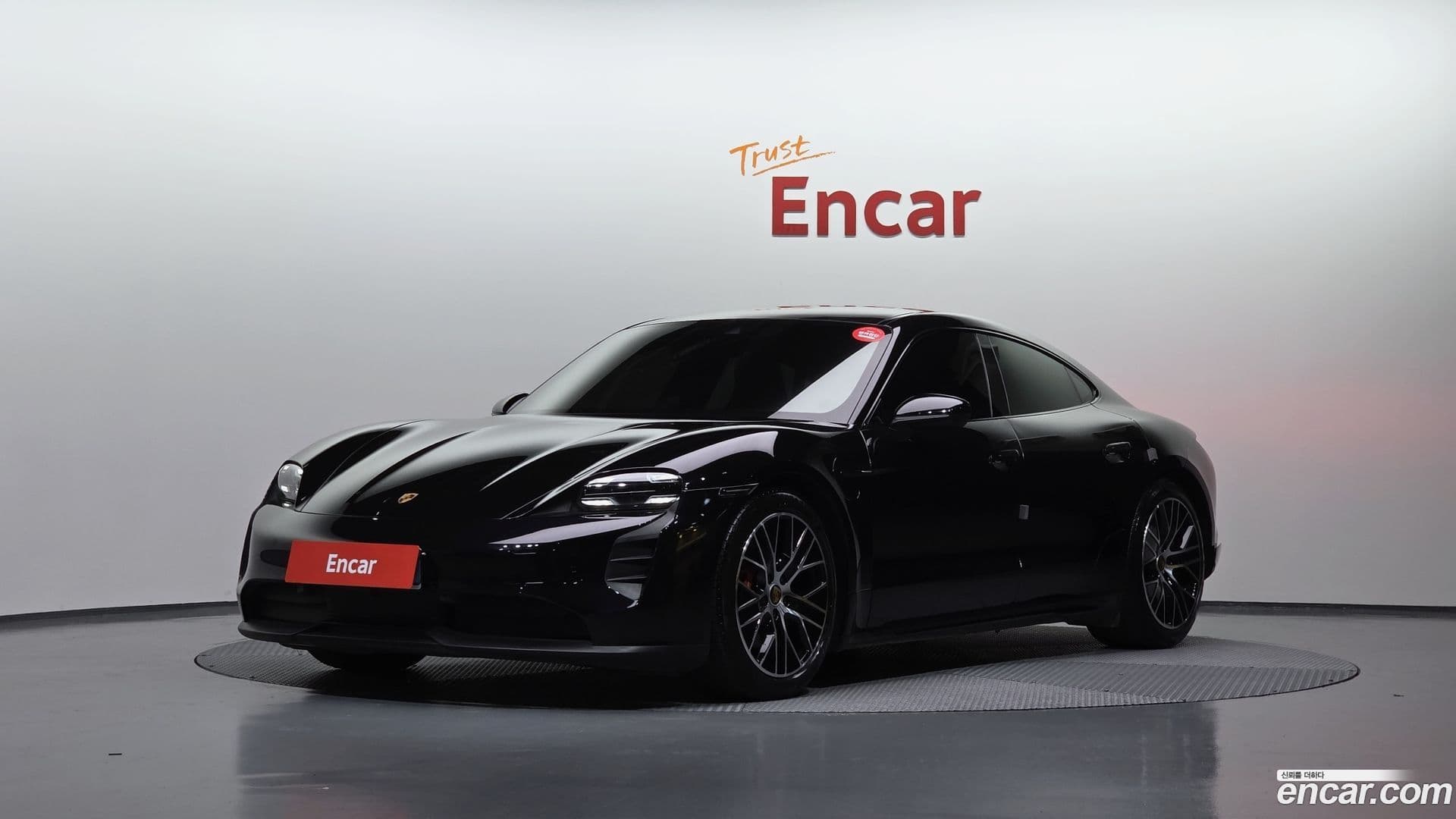 Main__Slider__Photo:Taycan Porsche 2021.1-0